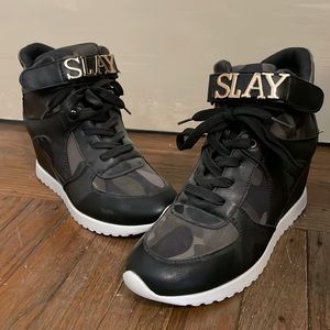 SLAY like Beyoncé in these camo boots. Side zip. NWOT